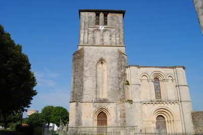 Visite de l'église romane du XIIe siècle entièrement restaurée à Beauvais sur Matha