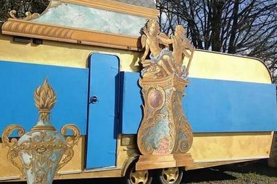 Visite de la caravane baroque et du costumier de la compagnie l'ventail  Sable sur Sarthe
