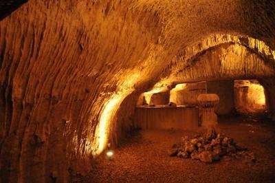 Visite de la grotte ptrifiante et du muse de la vigne et des objets anciens de la vie quotidienne  Troo