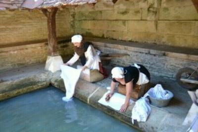 Visite du lavoir municipal anim par les lavandires  Thury