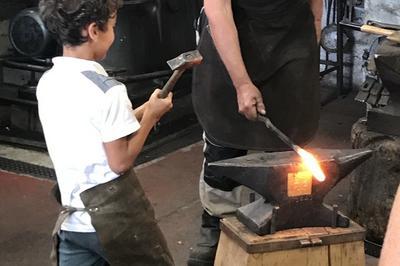 Visite et dcouverte de la forge dans un Atelier de Ferronnerie d'Art .  Cailloux sur Fontaines