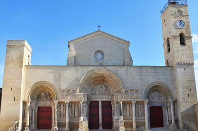 Visite flash de la faade de l'abbatiale  Saint Gilles