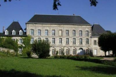 Visite guide d'une abbaye et de ses intrieurs  Baye