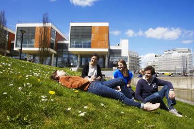 Visite guide de la bibliothque universitaire  Guyancourt