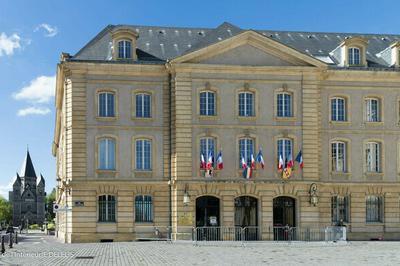 Visite guide des salons et des jardins d'une prfecture  Metz