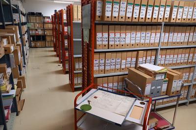 Visite guide du magasin de conservation des archives municipales de Pontarlier  Houtaud