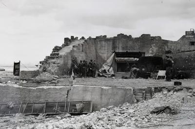 Visite Guide : Le Mur De L'atlantique Sur Le Secteur Gold Beach King En Juin 1944.  Ver sur Mer