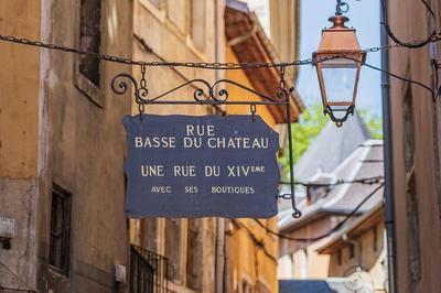 Visite guidée les noms de rues disent la ville quartier sous le château à Chambery