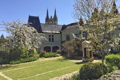 Visite libre de la cour et du jardin de la Maison canoniale Saint Maurille  Angers