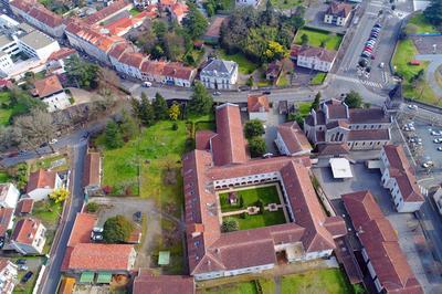 Visitez le clotre et dcouvrez les vitraux de la chapelle  Dax