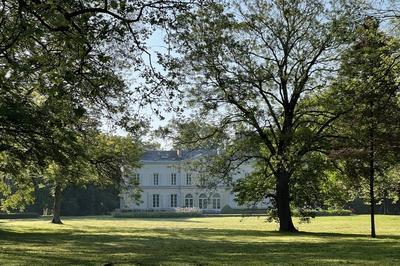 Visitez le parc d'un chteau de style no-classique  Saint Brice Courcelles