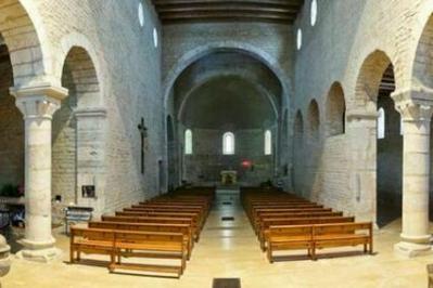 Visitez un march artisanal dans une glise romane  Feldbach