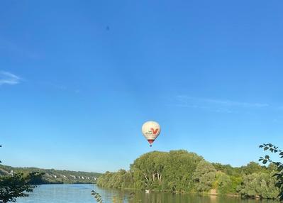 Admirez la seine, notre patrimoine vivant, depuis une montgolfière à La Roche Guyon