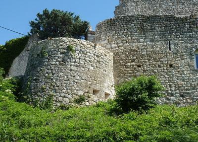 Château médiéval, bourg castral et fortifications de la garde-adhémar