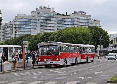 Circulation de bus historiques à Nantes