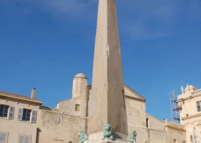 Conférence in situ l'obélisque à Arles