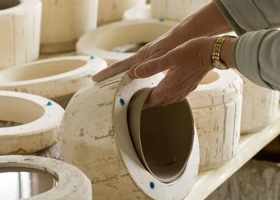 Découverte du processus de fabrication artisanale de la céramique à Puy l'Eveque