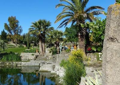 Flânez dans un jardin remarquable situé dans une carrière du haut moyen âge à Servian