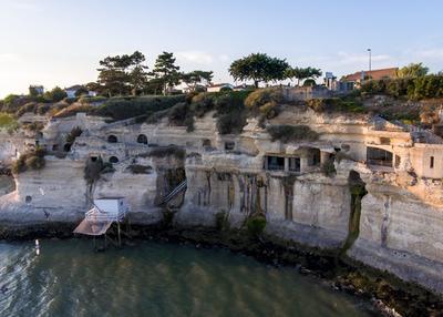 La Vie Dans Des Falaises De Calcaire : Découverte De L'habitat Troglodytique à Meschers sur Gironde