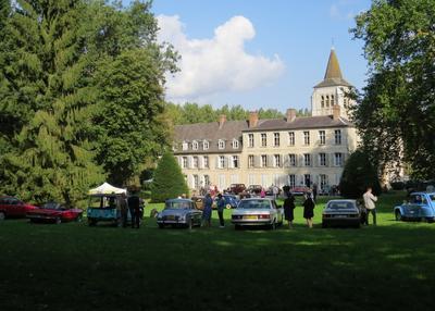 Présentation de véhicules d'époque dans le parc d'un château à Berles Monchel