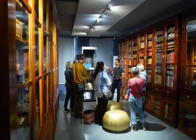Suivez le guide dans ce musée dédié aux livres ! à Lunel