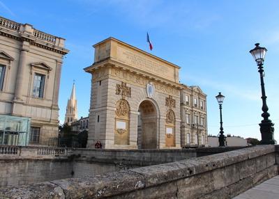 Venez gravir les 90 marches qui vous mèneront au sommet de la porte du Peyrou et assistez à une lecture de paysage à Montpellier