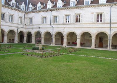 Visite d'un édifice dédié à Saint Joseph datant, pour les premières constructions, du XVIIe siècle à Chalons en Champagne