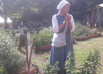 Visite d'un jardin du xiiie siècle et de son herboristerie à Montsaugeon