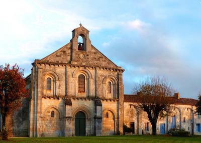 Visite d'un prieuré roman saintongeais à Sainte Gemme