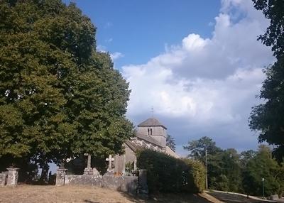 Visite d'une église de style roman à Montsaugeon