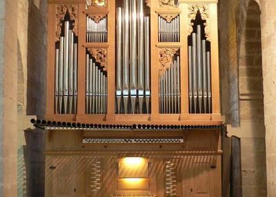 Visite d'une église reconstruite après-guerre et de son orgue à Bourgogne