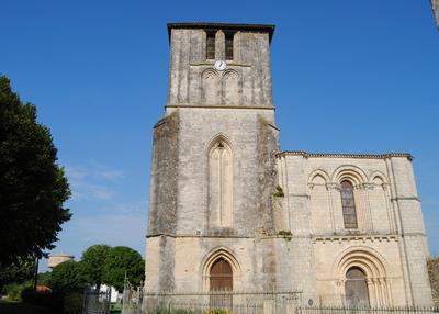 Visite de l'église romane du XIIe siècle entièrement restaurée à Beauvais sur Matha