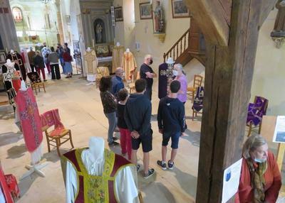 Visite de l'église romane et exposition de vêtements et objets liturgiques à Jussy Champagne