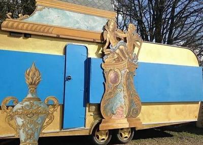 Visite de la caravane baroque et du costumier de la compagnie l'éventail à Sable sur Sarthe