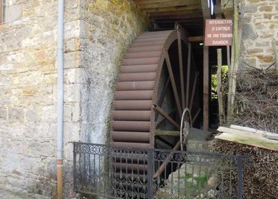 Visite du Moulin Perrin - démonstration de fabrication huile de noix à L'Abergement de Varey