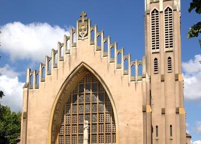 Visite guidée et concert dans une église aux vitraux représentant l'entrée au ciel de jeanne d'arc à Montigny les Metz